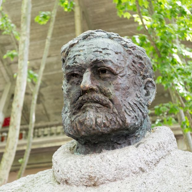bigstock Hemingway Bust 96774107 bigstock Hemingway Bust 96774107