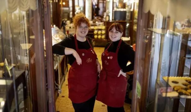 Dos veinteañeras dan una nueva vida a La Estrella, la pastelería más antigua de Barcelona