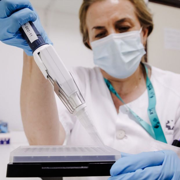 EuropaPress 4487176 tecnico laboratorio prepara pcr analisis viruela mono hospital ramon cajal EuropaPress 4487176 tecnico laboratorio prepara pcr analisis viruela mono hospital ramon cajal