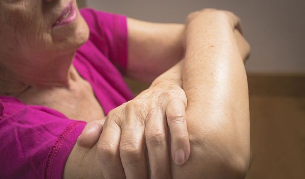 Una mujer con ictus realizando ejercicios de rehabilitación 