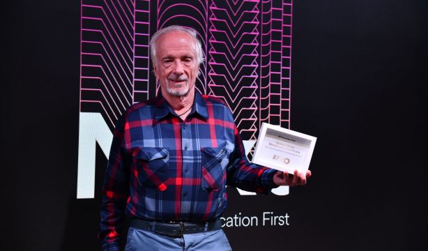 Eduardo Vera estudia idiomas a los 81 años: "Soy un apasionando del inglés y de viajar" (Agustín Millán)