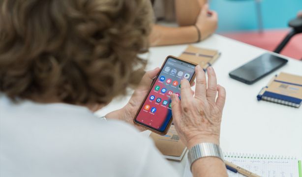 Estos son los trucos para que la batería de tu móvil y los datos duren más