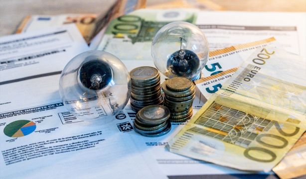 Las denuncias por cambios de compañía eléctrica erróneos caen un 30% el año pasado