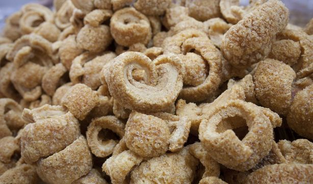 Alerta por salmonella en 6 marcas de torreznos: los productos afectados