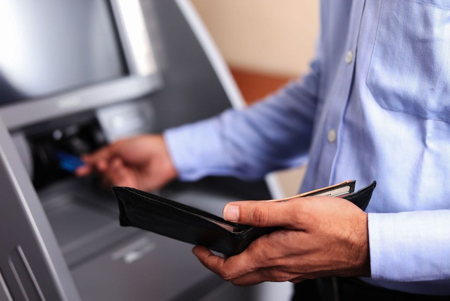 ¿Qué hago si un cajero automático retiene uno de mis billetes al introducirlo? ¿Qué hago si un cajero automático retiene uno de mis billetes al introducirlo?