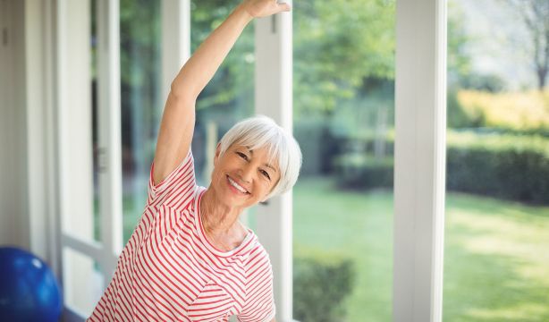 10 ejercicios sencillos para hacer en casa y prevenir caídas. Bigstock