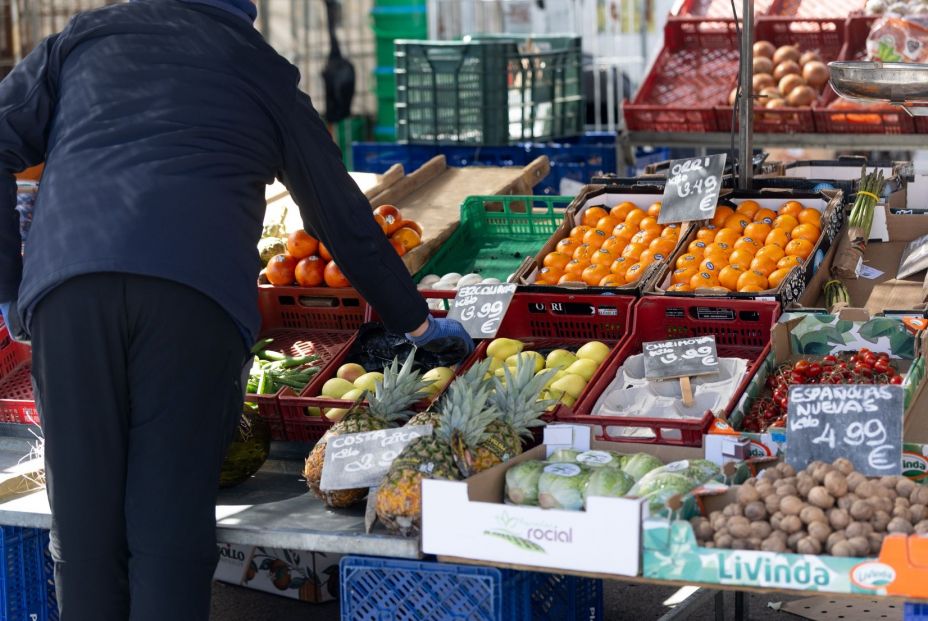Hacer la compra y pagar facturas cuesta un 2,3% más que hace un año, aunque el IPC frene en marzo Hacer la compra y pagar facturas cuesta un 2,3% más que hace un año, aunque el IPC frene en marzo