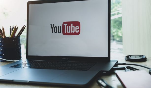 YouTube te permite descargar vídeos para ver offline