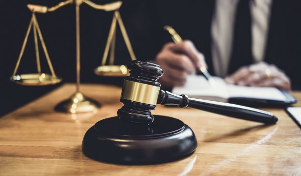 Condenan a 5 años a un fontanero que cobró 80.000 euros a una mujer mayor por reparar un termo