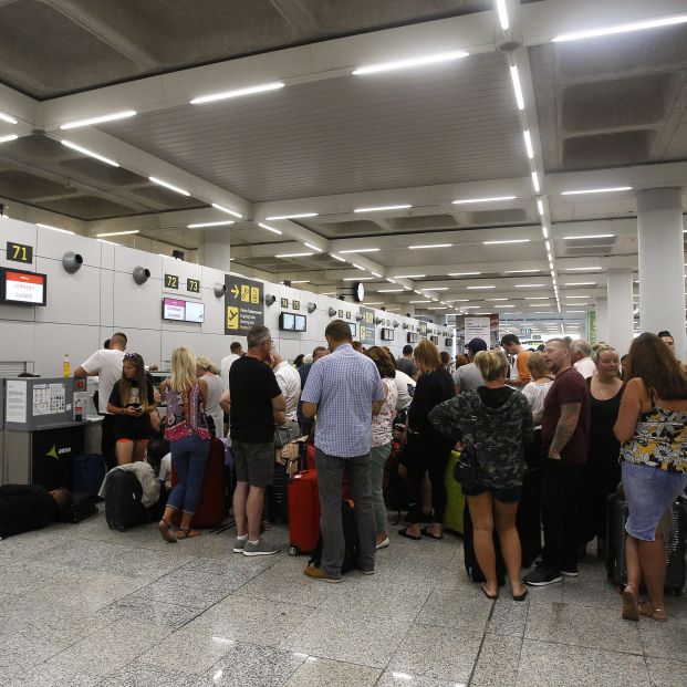 EuropaPress 2386609 Varios turistas hacen cola frente a los mostradores de la compañía Thomas Cook en el aeropuerto de Palma de Mallorca (Baleares) horas después de que la compañía británica anunciase su quiebra a 23 de septiembre de 