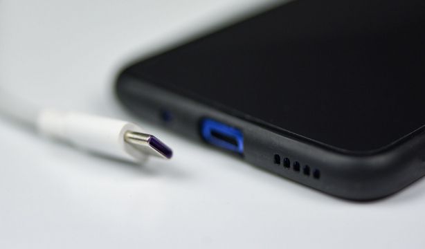 Los mejores cargadores universales USB-C, según la OCU
