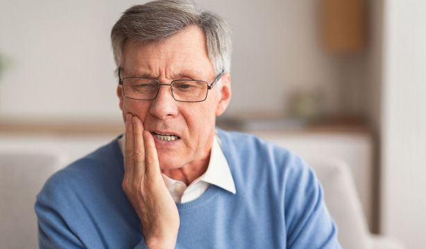¿Es seguro masticar chicle? Un estudio revela un riesgo en el que nadie piensa