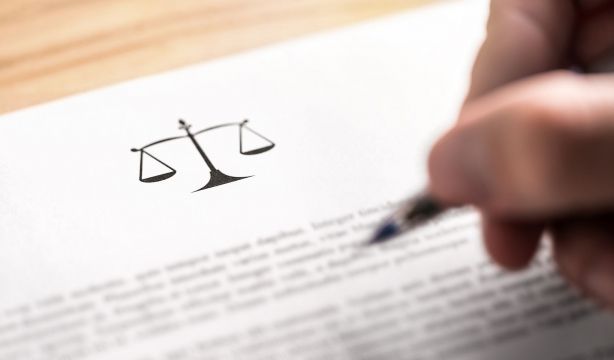 La cláusula que debes poner en el testamento para que los herederos puedan pagar los impuestos