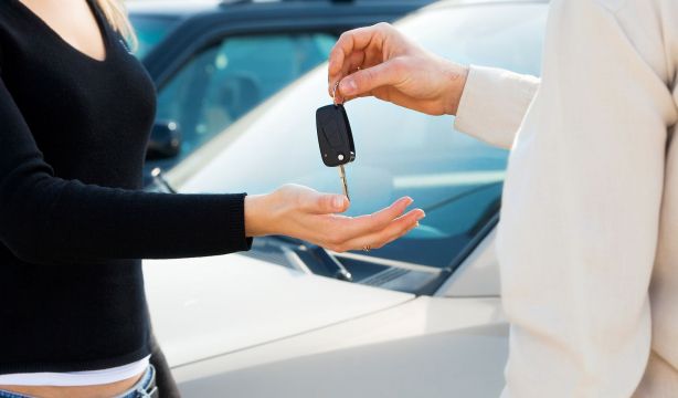 Denuncian que los préstamos de los concesionarios para comprar un coche llegan a un 15% TAE