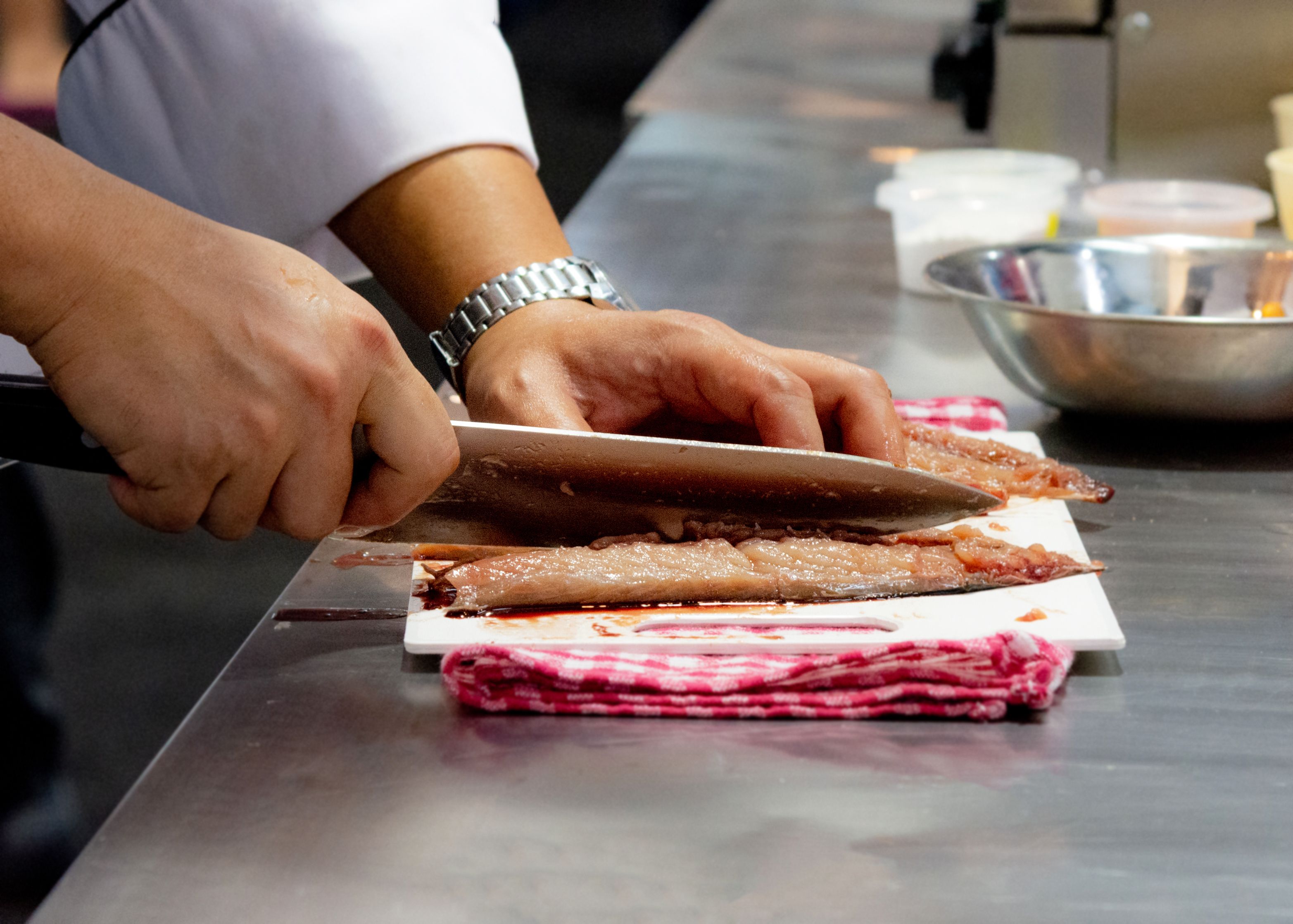 Cómo eliminar el olor a pescado de las manos