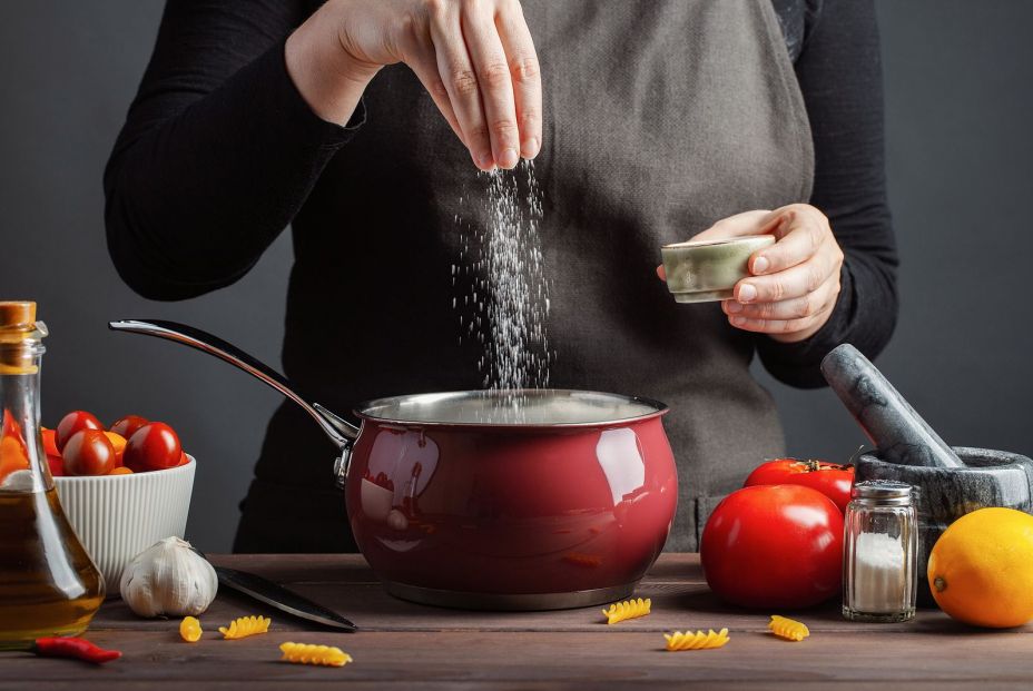 El truco de los chefs para arreglar un guiso con demasiada sal El truco de los chefs para arreglar un guiso con demasiada sal