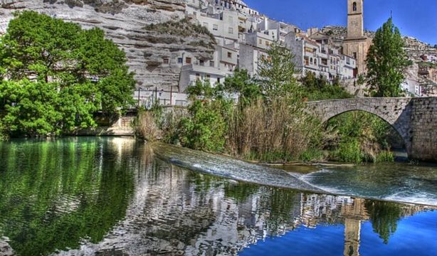 El pueblo de Albacete rodeado de montañas donde puedes dormir en casas cueva y sentirte en un cuento