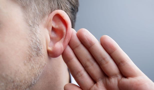La pérdida auditiva eleva el riesgo de insuficiencia cardiaca. Bigstock