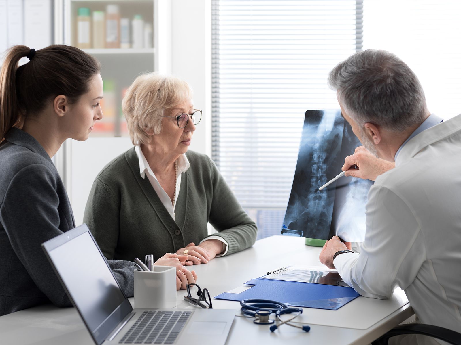 Esta es la mejor estrategia para adelgazar y mantener una buena salud ósea. Bigstock
