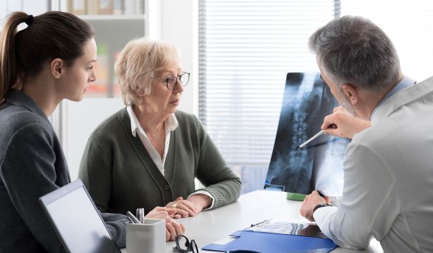 Esta es la mejor estrategia para adelgazar y mantener una buena salud ósea. Bigstock