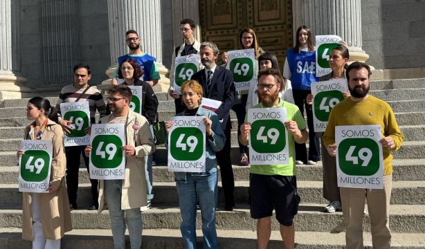 "Los pensionistas son nuestros padres, nuestras madres, y también nosotros", claman los jóvenes