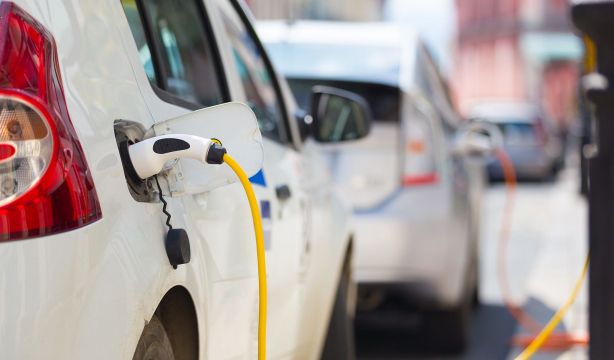 El mapa Reve lanza su 'app' de puntos de recarga pública con un planificador de rutas