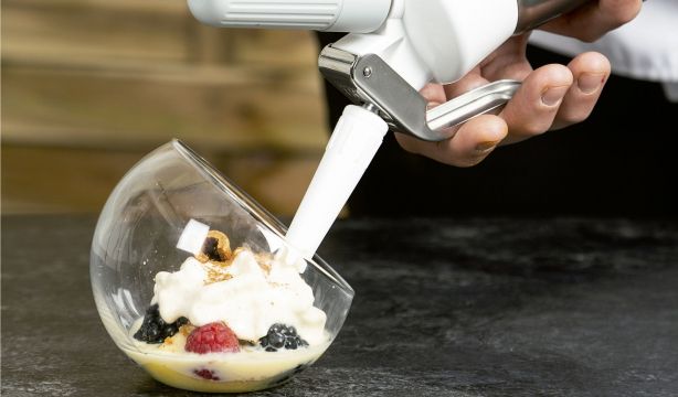 Receta innovadora de Semana Santa: espuma de torrija con crema inglesa y cítricos 