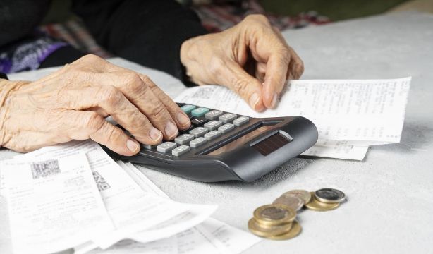 El 3% de los españoles no puede permitirse dos pares de zapatos y el 8% no compra ropa nueva