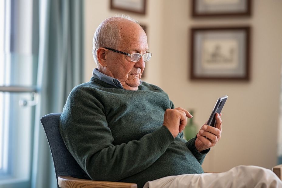 Cada vez más conectados: en Galicia los mayores de 74 años aumentan un 30% su uso de Internet