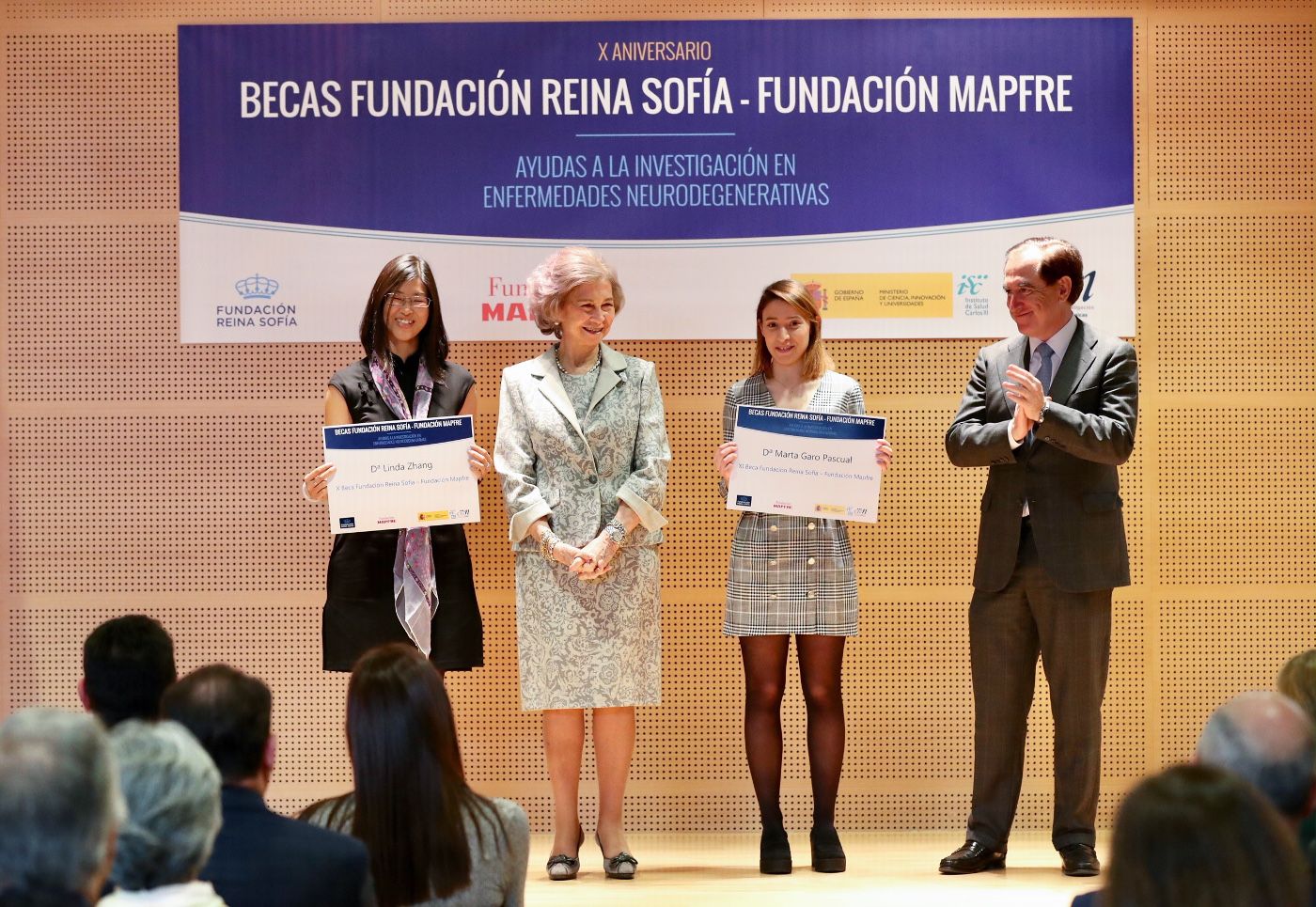 La reina Sofía entrega dos becas para la investigación del alzhéimer