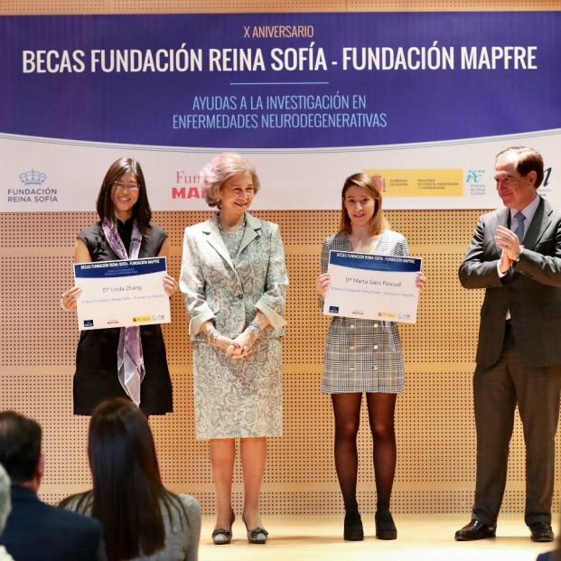 La reina Sofía entrega dos becas para la investigación del alzhéimer
