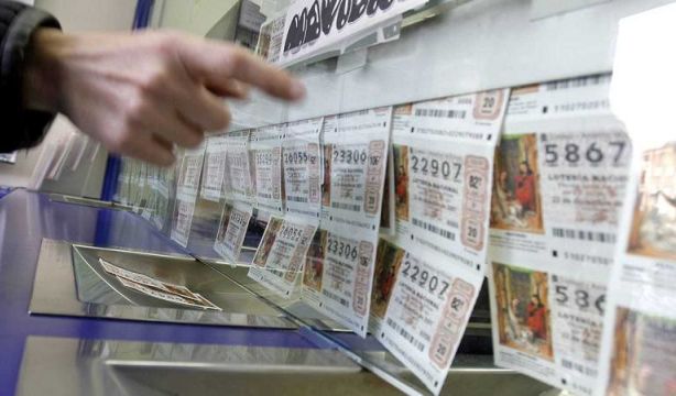 El matemático que creó un sistema que le llevó a ganar 14 veces la lotería y terminó investigado