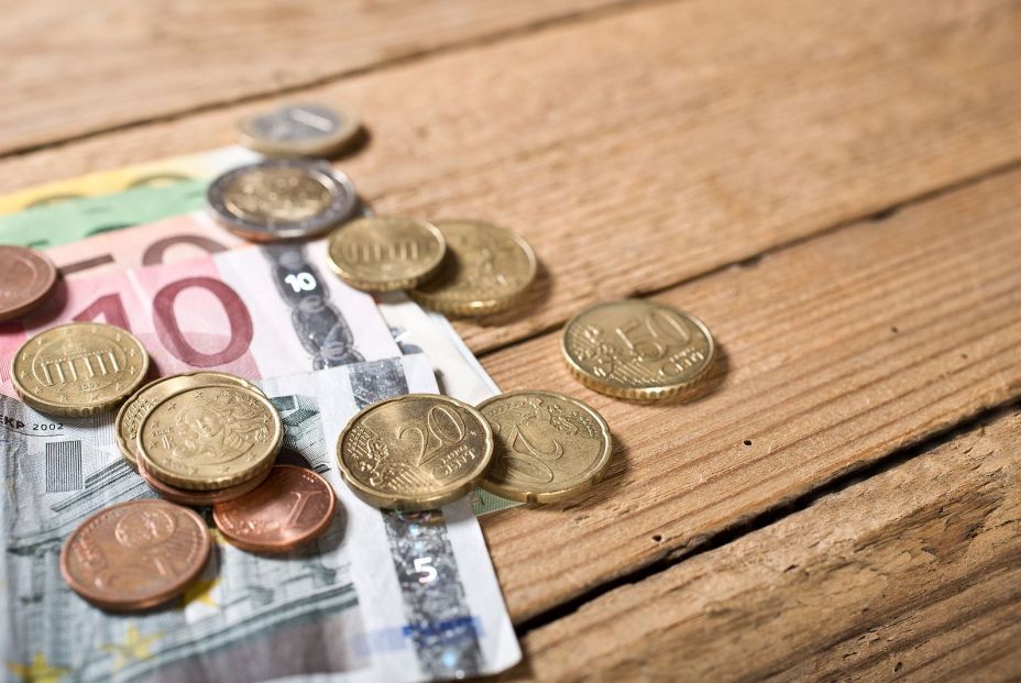 dinero euros billetes monedas pagos liquidez bigstock dinero euros billetes monedas pagos liquidez bigstock