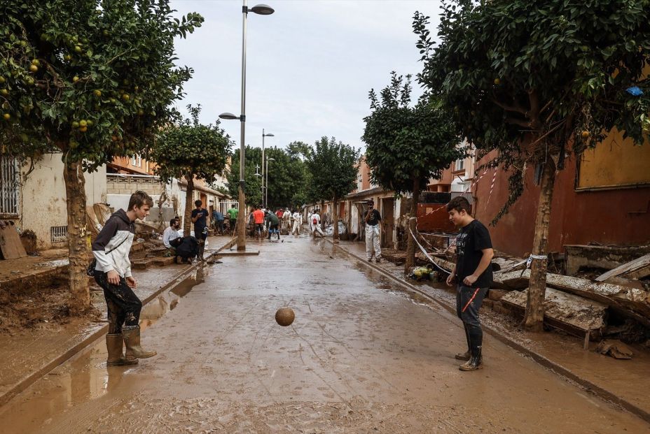 El Retiro acoge 'Voluntarios por amor', la exposición sobre la solidaridad durante la DANA