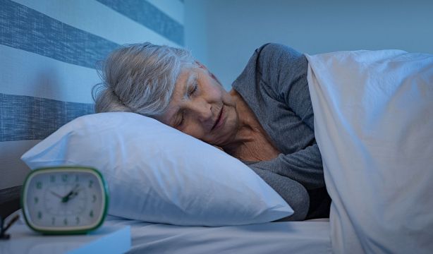 Los hábitos que deben seguir las personas mayores para lograr un sueño reparador y de alta calidad