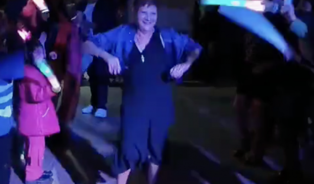 Cumple 70 años y sorprende a todos con la celebración: "La edad no es más que una cifra"