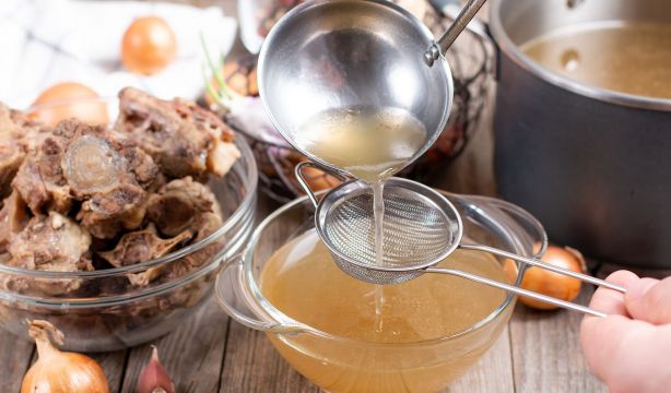 El truco de un carnicero para hacer un buen caldo de huesos