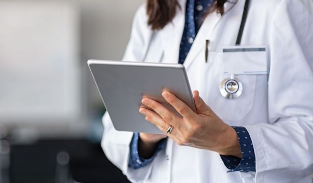 Comprender y simplificar términos médicos ya es posible gracias a un prototipo de IA