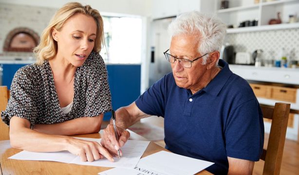 Donaciones de padres a hijos para vivienda: cómo tributan en Galicia