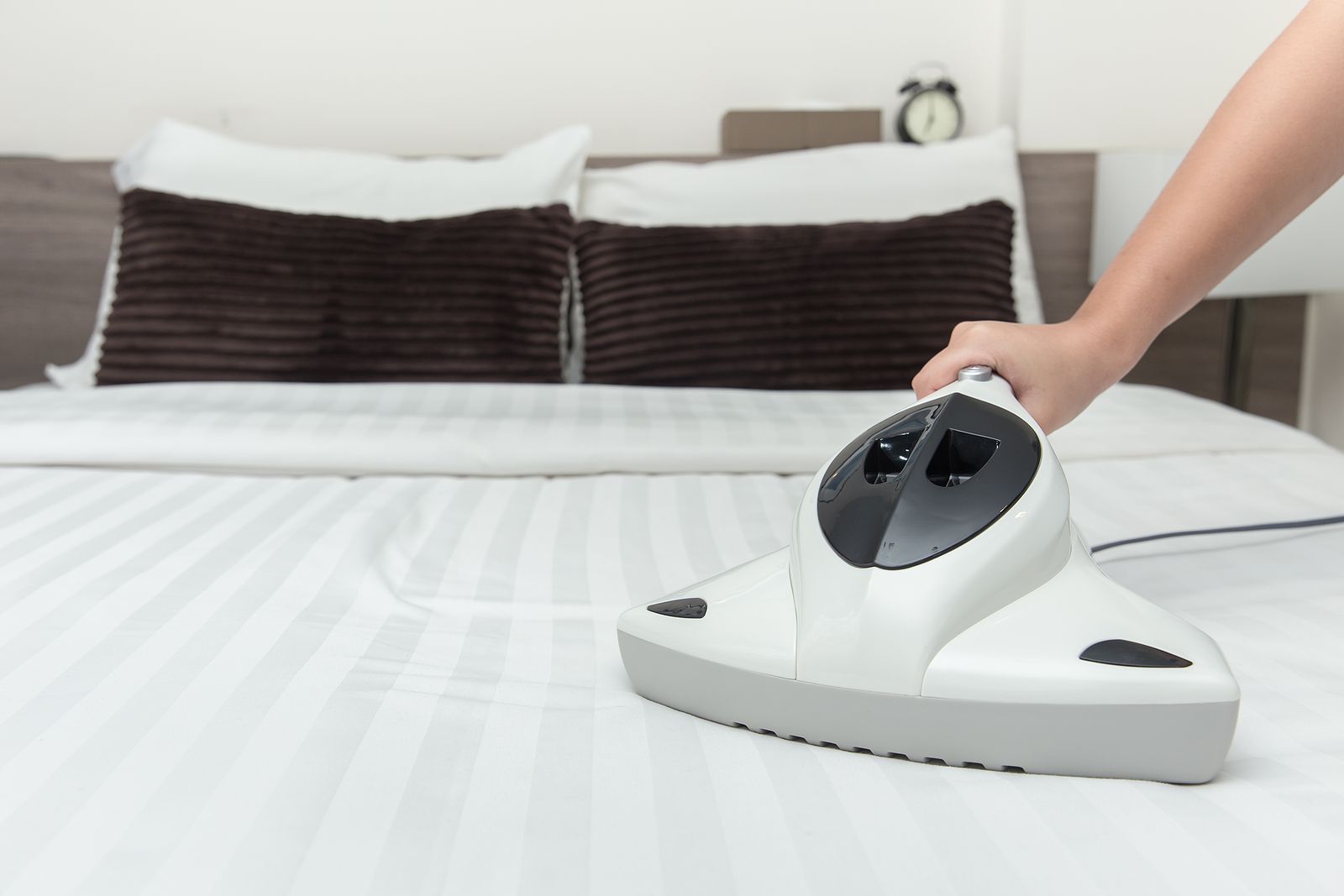 El truco secreto de los hoteles para quitar las manchas amarillas del colchón