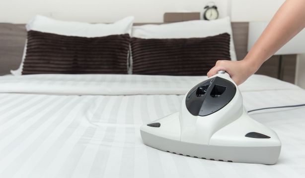 El truco secreto de los hoteles para quitar las manchas amarillas del colchón