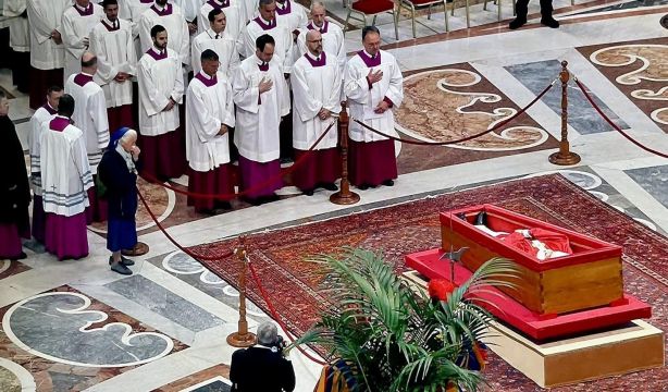VÍDEO: Sor Geneviève, la monja amiga del Papa que se ha saltado el protocolo para llorar su muerte