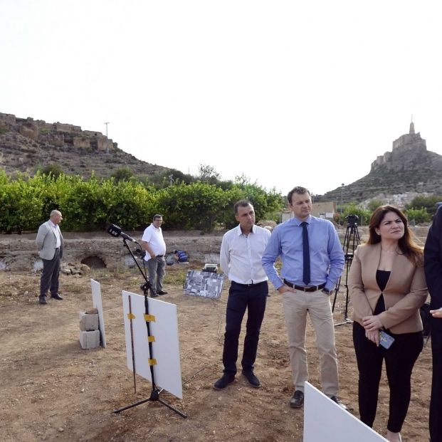 EuropaPress 2405069 José Ballesta ha visitado las excavaciones de las Fortalezas del Rey Lobo junto a la consejera de Educación y Cultura Esperanza Moreno (1)