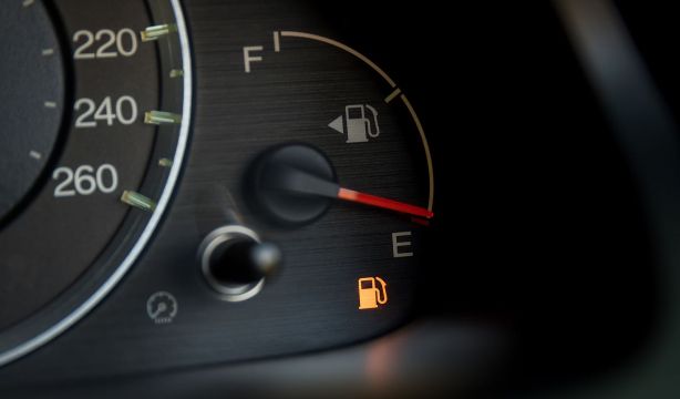 Los consejos de la DGT para ahorrar gasolina al conducir tu coche