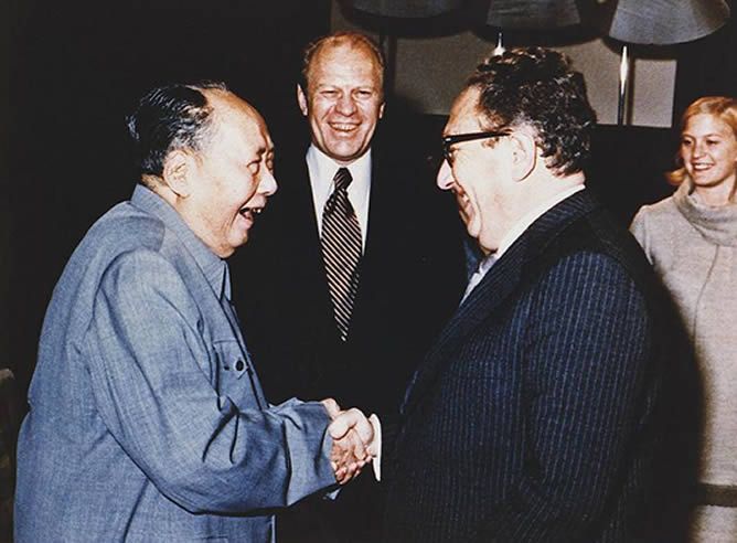Mao y Kissinger con el presidente Ford