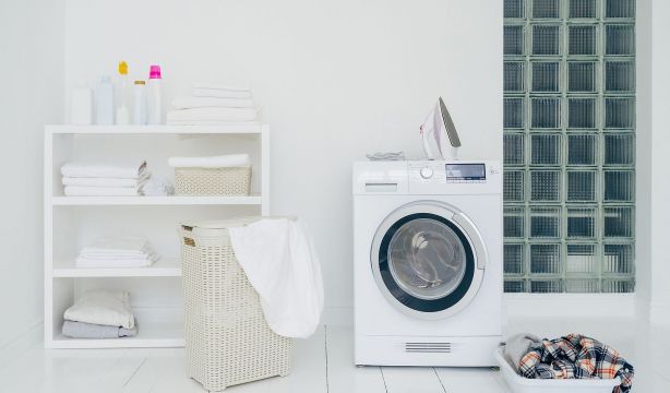 Este es el truco científico y viral para devolver el blanco original a las prendas de ropa