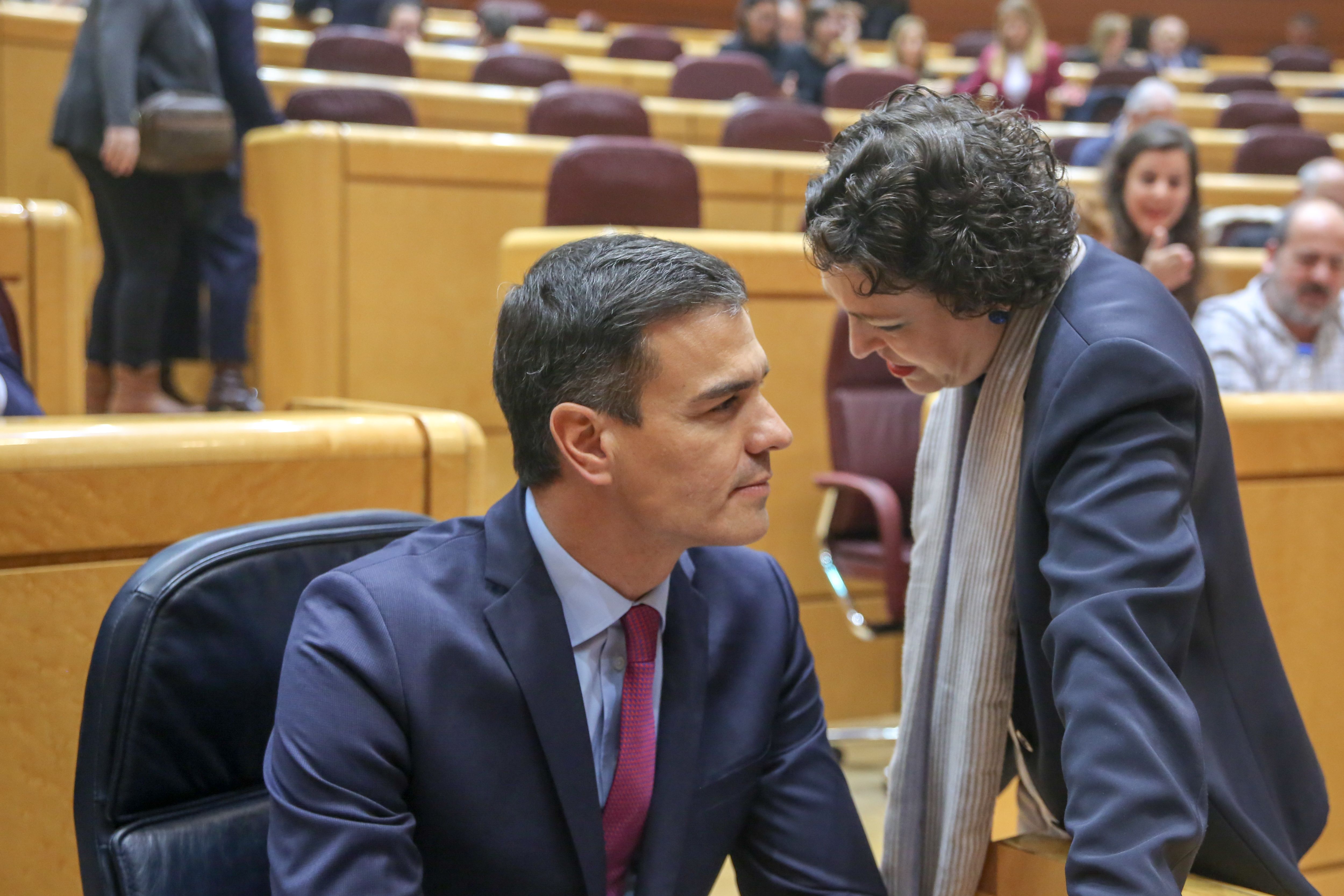 El presidente de Gobierno Pedro Sánchez y la ministra de Trabajo Magdalena Valerio hablan en el Senado (EuropaPress)