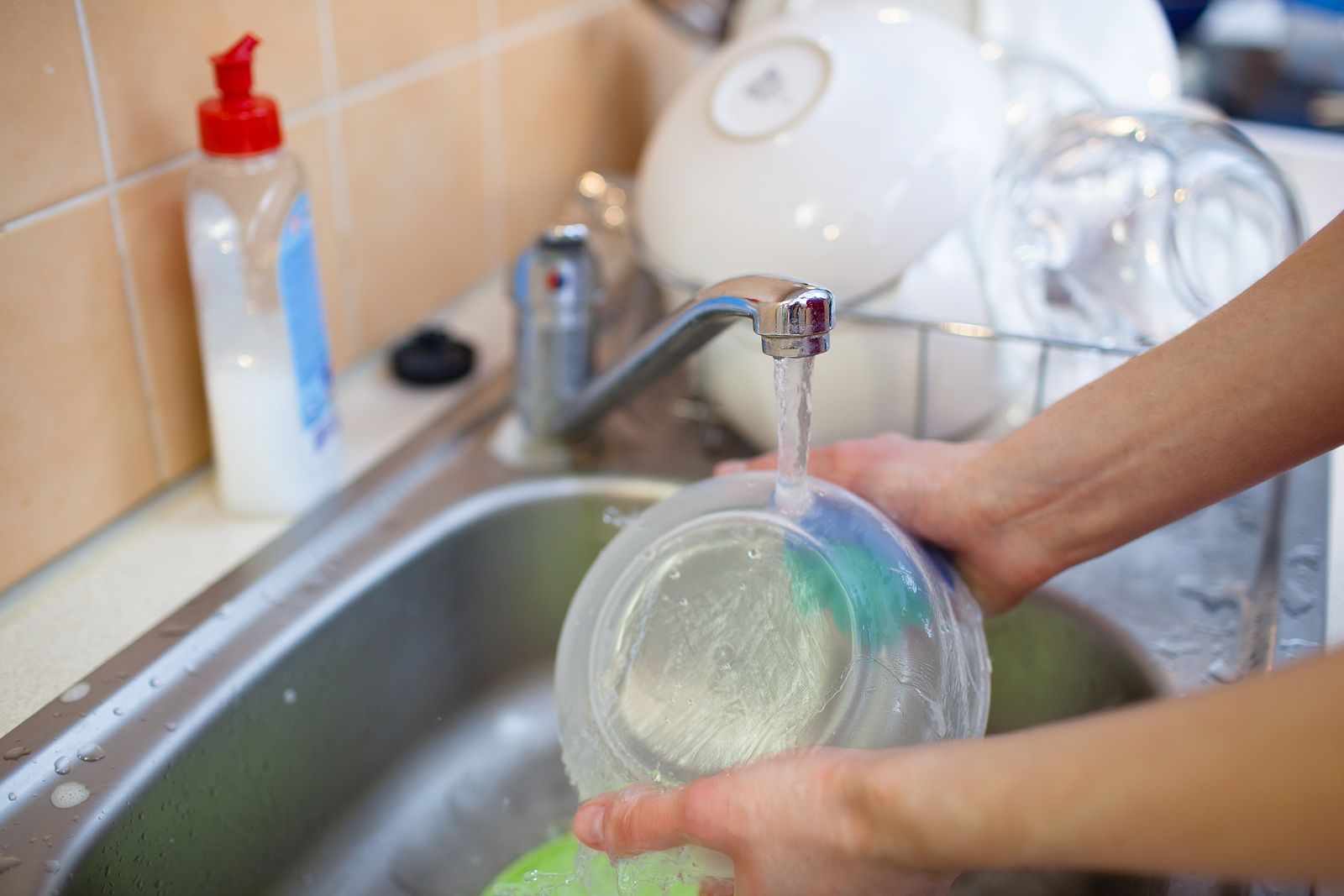 ¿Qué gasta más, fregar a mano o usar el lavavajillas?