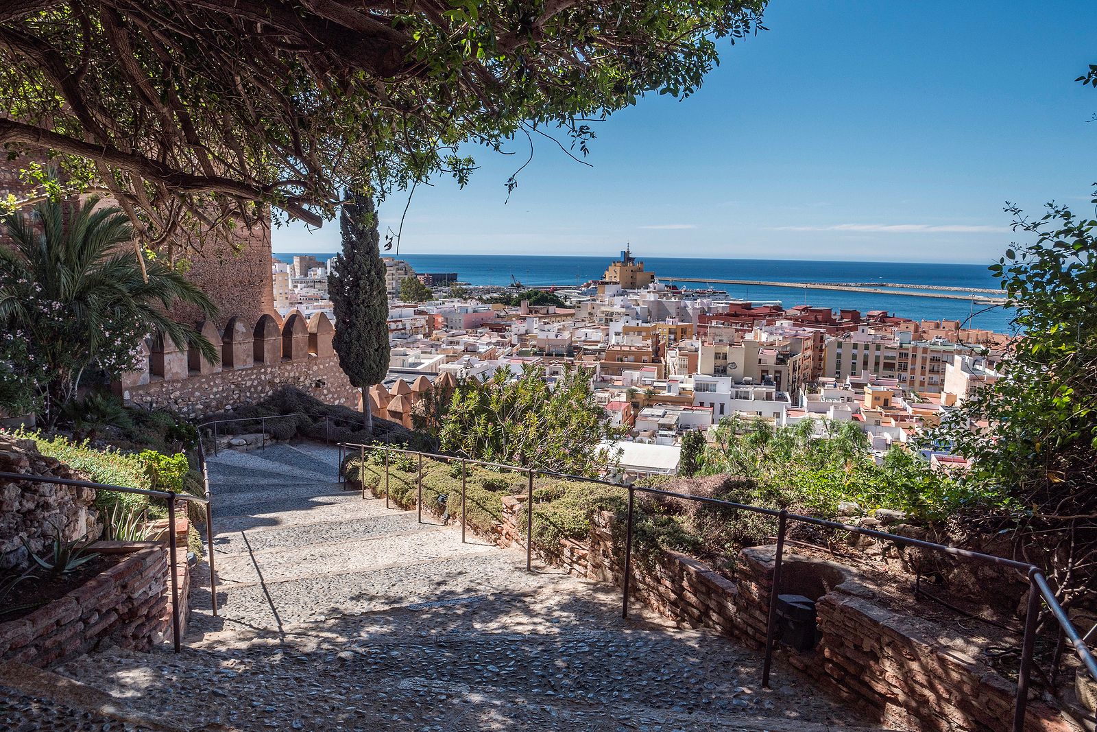 ¿Cuáles son los edificios más antiguos de Almería?