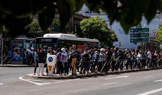 EuropaPress 6683726 varias personas esperan bus madrid 28 abril 2025 apagon electrico asolado
